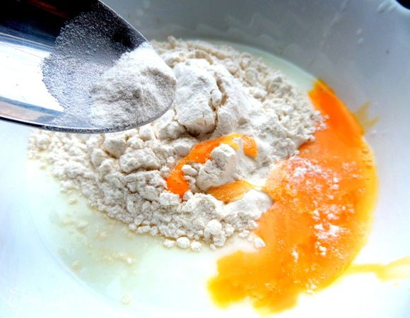В кефир или простоквашу вбиваем яйцо,муку с разрыхлителем...,оба вида сахара,смешиваем.