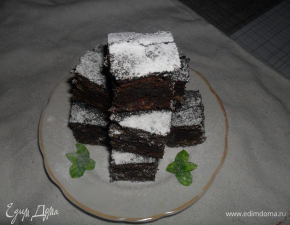 Влить тесто в форму, которую при желании можно выстлать пергаментом, и выпекать в разогретой до 180 С  30-35  минут. Дать остыть и разрезать на квадраты, можно посыпать сахарной пудрой. 

Приятного аппетита! 