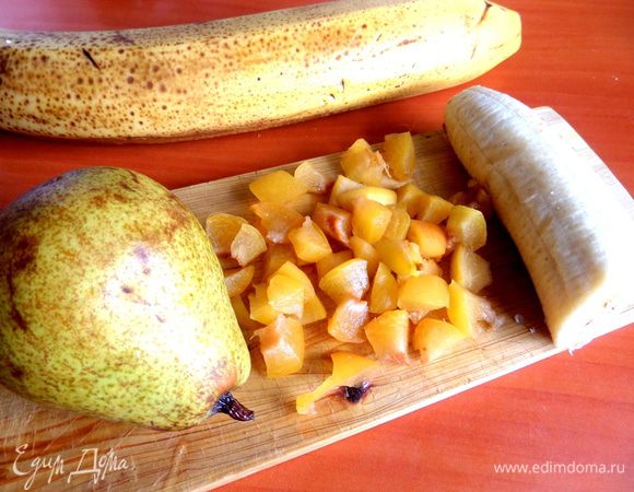 Для начинки берём всего понемножку: абрикосины,банан,грушу без кожицы мелко нарежем.