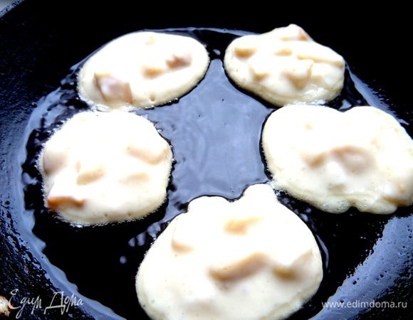 Выкладываем тесто с начинкой по ложке в разогретое масло.