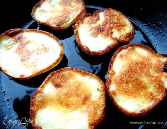 Обжариваем до нужной румяности оладушки с двух сторон.