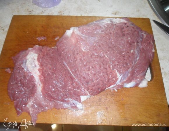 Мясо разрезать так чтоб кусок имел более ровную поверхность и отбить.