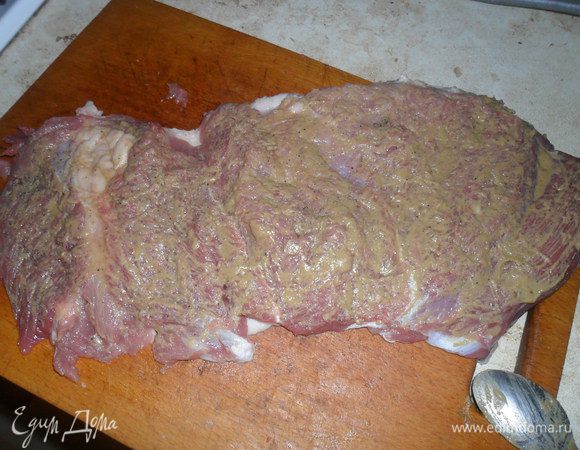 Посолить, поперчить и намазать горчицей.