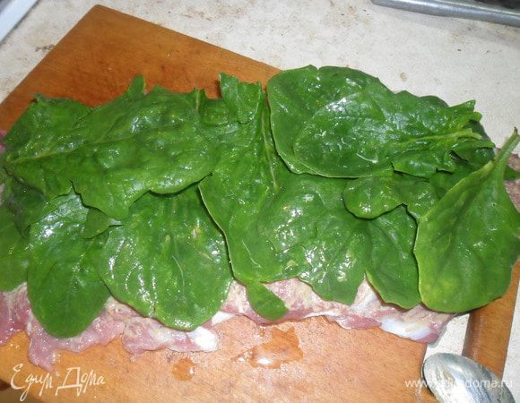 Выложить шпинат.