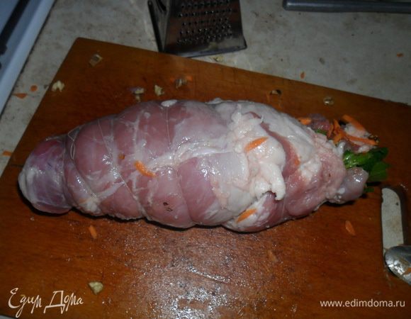 Сверху натертую морковь и орехи, которые предварительно обжарьте.(фото нет, фотоаппарат засветил) Свернуть в рулет и замотать нитью. 