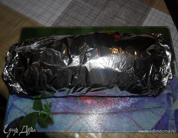 Замотать в фольгу и положить в холодильник на 2-2,5 часа, чтобы мясо замариновалось.