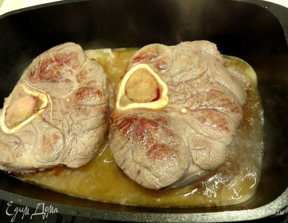 Обжарить на хорошо разогретом оливковом масле до румяной корочки. Залить вином, дать закипеть. Убавить огонь и тушить, пока вино не уварится наполовину.