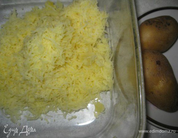 Картофель вареный в мундире, трем на мелкой терке.