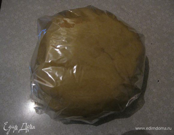 Из муки, натертого вареного картофеля, сливочного масла и соли замесить тесто. Завернуть в пленку и положить в холодильник на 1 час.