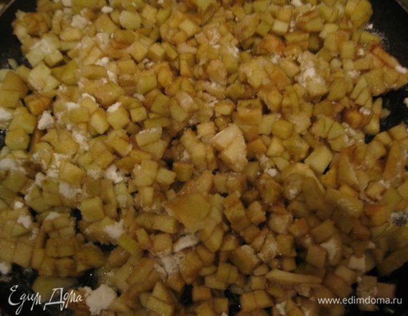 Яблоки нарезать, посыпать сахарной пудрой и потушить в сливочном масле 10-15 минут на слабом огне.