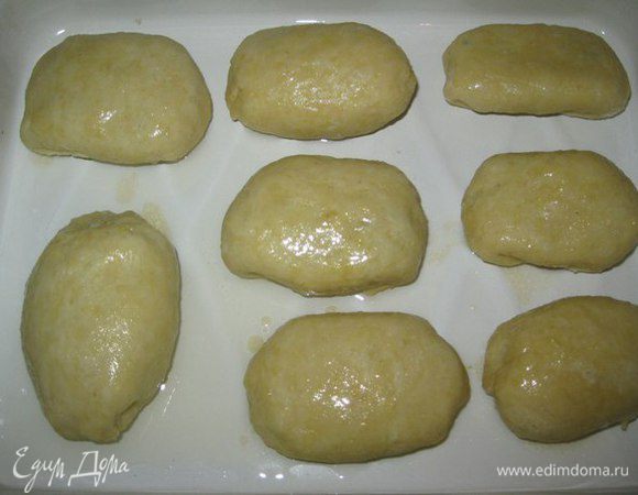 Выложить на противень смазанный маслом. И выпекать в духовке около 20-30 минут при 230 градусах.