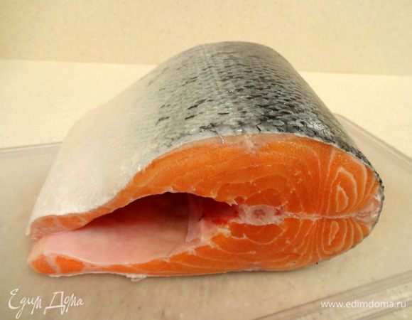Часть тушки лосося помыть, обсушить и разделить на стейки весом по 200-250 грамм. У меня получилось 4. Можно купить уже нарезанные стейки.