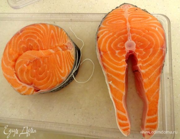 У каждого стейка аккуратно удалить кости, не задев шкурку. Свернуть "улиточкой" и обмотать кулинарной нитью. 