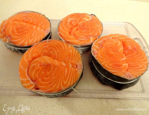 Получилось четыре вот таких медальончика. Посолить и поперчить.
