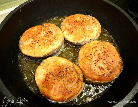 Разогреть в сковороде оливковое масло и обжарить наши медальончики с обеих сторон до румяной корочки. Выложить на бумажное полотенце. На том же масле обжарить креветки (8 штук).

