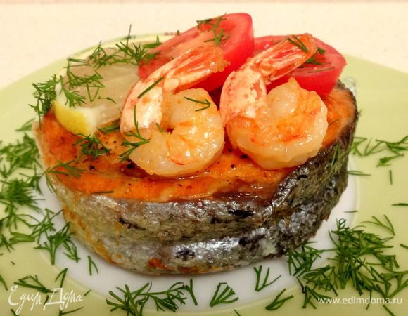 Выложить медальон на плоскую тарелку. Сверху положить по две креветки, дольке помидора и лимона. Обильно посыпать мелко нарезанным укропом.