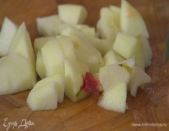 Грушу и яблоко очистить от кожуры и, удалив сердцевину, нарезать небольшими кусочками.