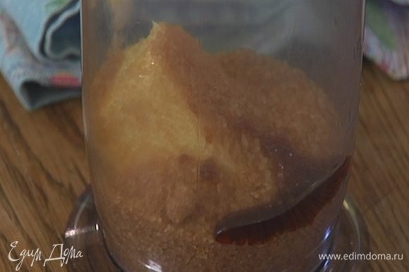 Предварительно размягченное сливочное масло соединить с сахаром, влить ванильный экстракт и взбить блендером с насадкой-венчиком в однородную массу.