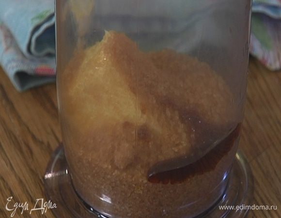 Предварительно размягченное сливочное масло соединить с сахаром, влить ванильный экстракт и взбить блендером с насадкой-венчиком в однородную массу.