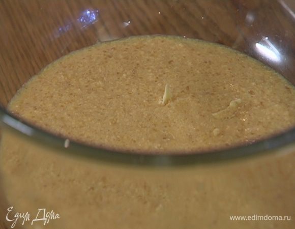 Влить миндальный экстракт, все перемешать.