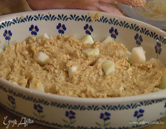 Яблоки и груши уложить в жаропрочную керамическую форму, сверху равномерно выложить тесто.