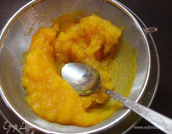 Если использовать уже готовое тыквенное пюре, то времени уйдет гораздо меньше.
Нам понадобится 250 мл пюре, сколько это сырой тыквы сказать точно не могу(где-то 350-400 г), так как взяла  500 грамм овоща, из которых получилось больше нужного количества. Оставшееся пюре ушло в другое блюдо))))
Нарезаем тыкву, кладем в кастрюлю, наливаем полстакана воды и тушим до мягкости минут 15-20. Жидкость сливаем, а тыкву протираем. Пюре готово.
