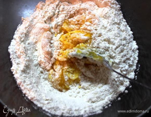 В пюре постепенно вводим муку до мягкого, но упругого и нелипнущего к рукам теста. 

