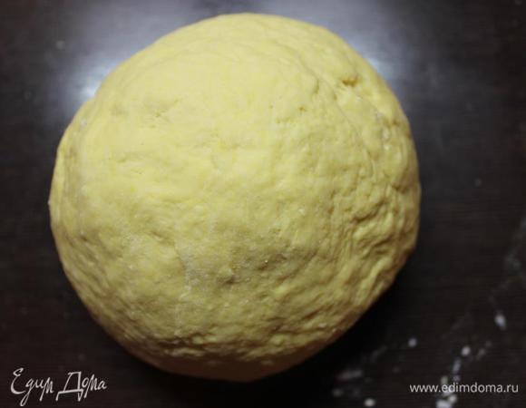 У меня ушло примерно 350 г муки.
Тесто накрываем пленкой и оставляем в сторонке, пока готовим начинку.