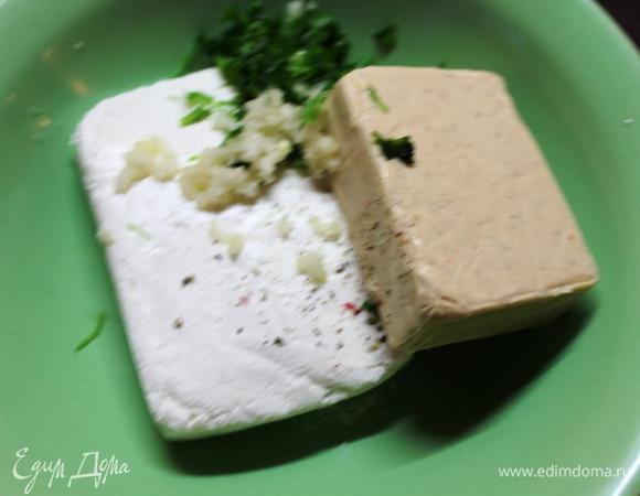 Для начинки смешиваем пачку творога (у меня был обезжиренный), плавленый сыр, давленный чеснок и рубленную зелень. Солим и перчим по вкусу.