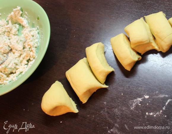 Делим тесто на 8 частей (можно больше или меньше, сориентируйтесь сами).



