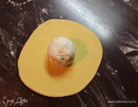 Раскатываем в лепешку, на центр кладем начинку…