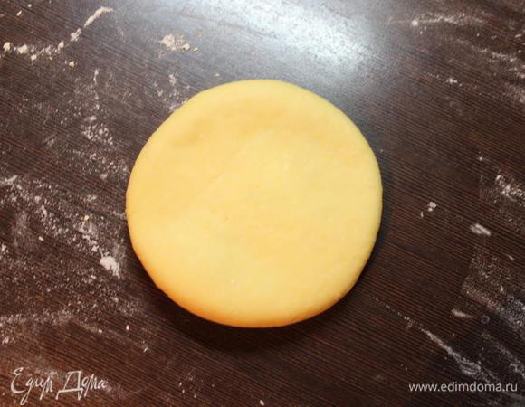 Переворачиваем швом вниз и раскатываем до желаемого размера.  
Я делала не очень тонкие, размером чуть больше ладони.