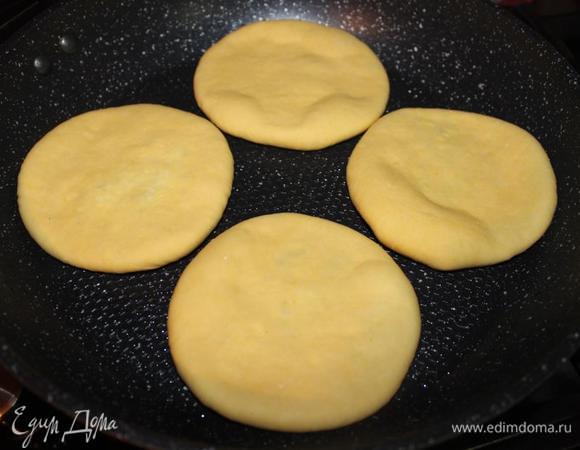 Обжариваем на сковороде с двух сторон до румяности примерно по 2-3 минутки (зависит от размера). 
Можно жарить на  масле, можно и на сухой сковороде. 
