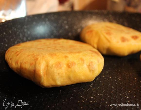 На сухой лепешки раздуваются))) 
На масле подрумянятся как беляши или чебуречки)). 
Если жарили на масле выложить готовые на салфетку..
