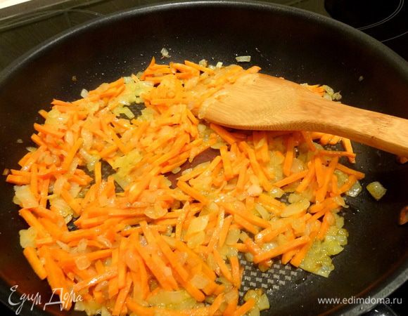 Тем временем на другой сковороде обжарить лук и морковку, для любителей можно добавить стебель сельдерея.
