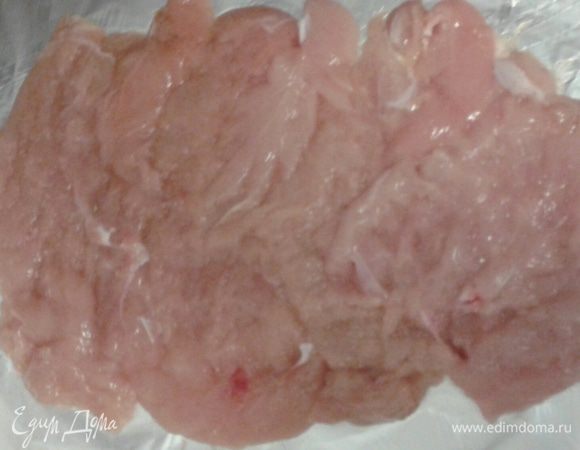 Куриную грудку так же натереть солью и перцем, можно добавить сухих приправ. Далее разложить слоем на фольгу , 