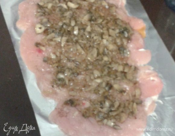 Затем выложить  грибы, завернуть рулетом.
