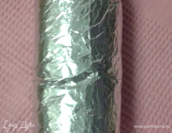 Обернуть фольгой, если фольга тонкая можно взять несколько слоев. 
