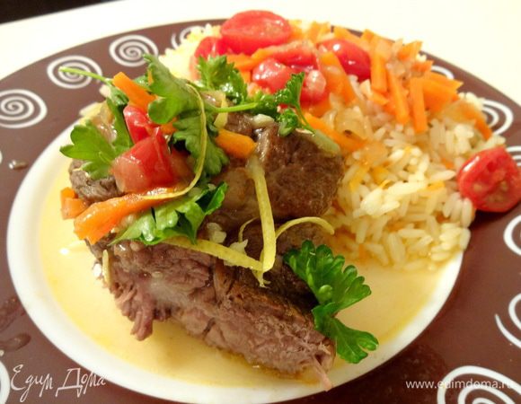 Выложить готовые голяшки на блюдо, снять нить, полить соусом, в котором тушилось мясо и посыпать сверху гремолатой. Готовое мясо должно слегка отставать от кости, быть мягким, но не разваливаться на части.
Приятного аппетита!!!
