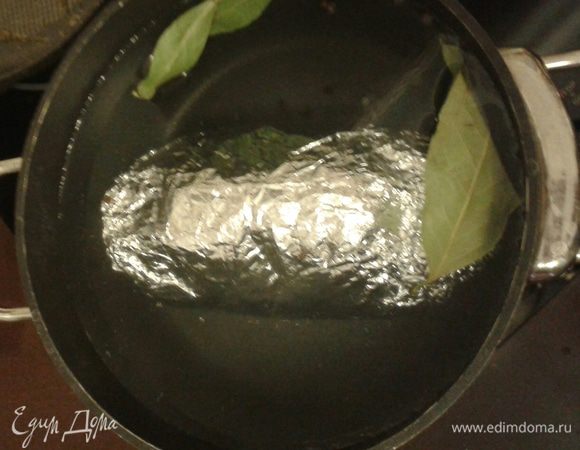 Далее берем кастрюльку  побольше, кладем рулет  завернутый в фольгу, заливаем кипятком, добавляем лавровый лист, перец горошком и ставим варить на 30-40 минут. 