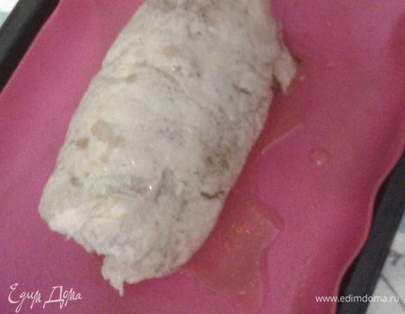 Освобождаем его от фольги, выкладываем в жаропрочную форму.