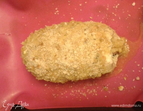Сверху покрываем  сначала яйцом (яйцо слегка взбить), затем смесью панировочных сухарей с тертым сыром . 