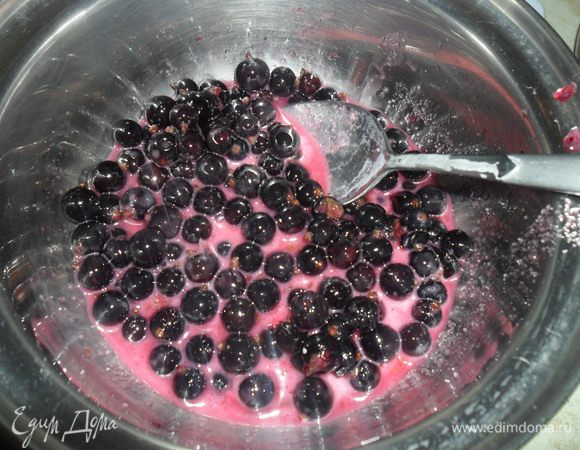 Смородину высыпать в кастрюльку, добавить 50 гр. сахара(если сладкоежки можно добавить больше) и 2 ст. л. воды, подогреть на тихом огне, чтоб смородина пустила сок. Сок слить, вмешать крахмал и все это вернуть к смородине, дать закипеть. 