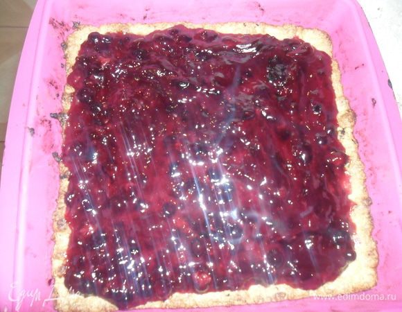 Начинку равномерно распределить на выпеченном тесте.