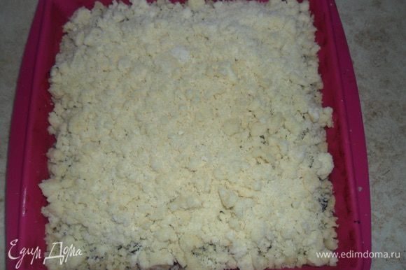 Приготовить крошку: Оставшуюся муку (150гр) смешать с 50 гр сахара , 6 кап эссенции и 100 гр масла. Получившееся крошкообразное тесто распределить поверх смородины.