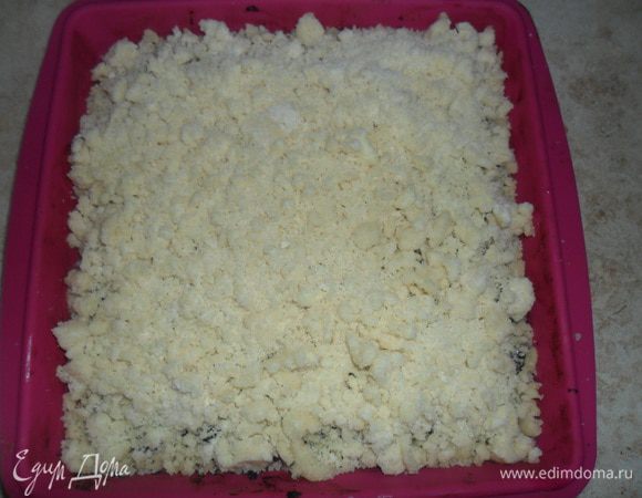 Приготовить крошку: Оставшуюся муку (150гр) смешать с 50 гр сахара , 6 кап эссенции и 100 гр масла. Получившееся крошкообразное тесто распределить поверх смородины.