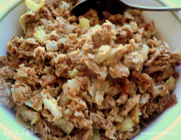 Затем добавить к луку молотое мясо и тушить все вместе 3-4 минуты. Посолить и поперчить по вкусу. Начинку охладить.