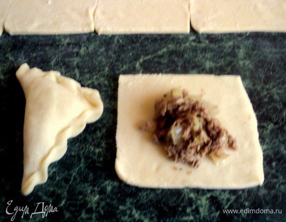На тесто выложить по 1 ст.ложке начинки и слепить вареник.