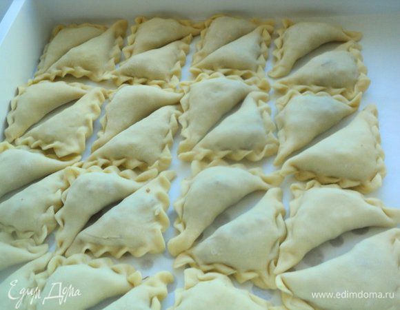 Выложить вареники на подсыпанный мукой поднос.