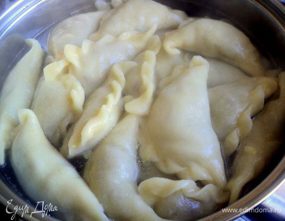 Опустить вареника в кипящую подсоленную воду и варить 5-6 минут.